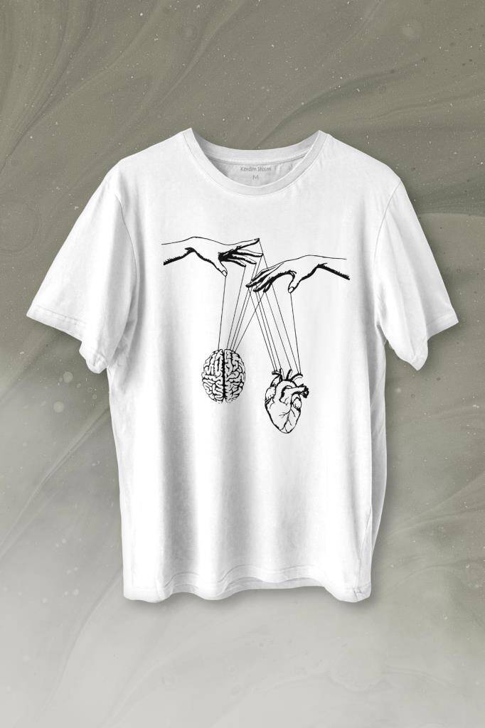 Asılan Kalp Ve Beyin Aşk Akıl Mantık Minimal Baskılı Beyaz Tişört Unisex