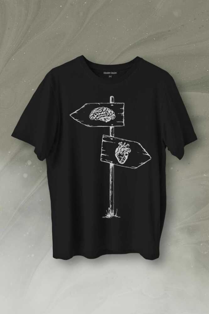 Asılan Kalp Ve Beyin Aşk Akıl Mantık Ters Yön Baskılı Siyah Tişört Unisex