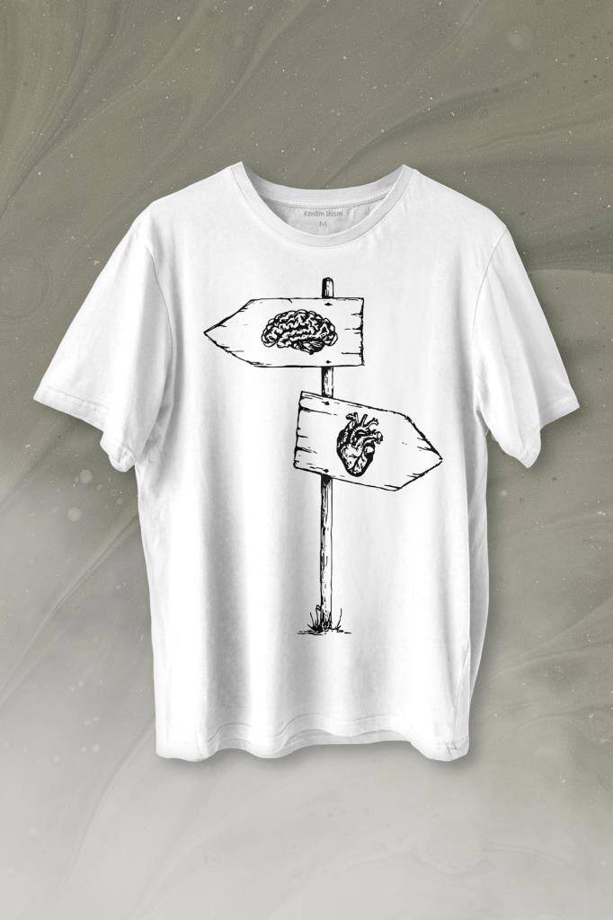 Asılan Kalp Ve Beyin Aşk Akıl Mantık Ters Yön Baskılı Beyaz Tişört Unisex