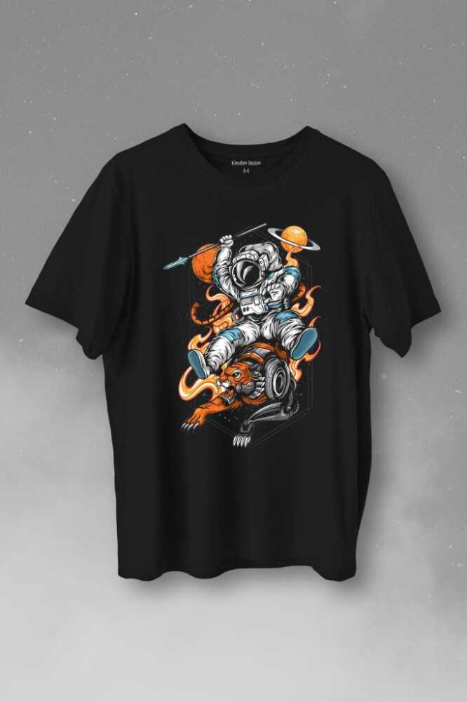 Aslan Üstünde Mızraklı Savaşçı Astronot Uzay Baskılı Siyah Tişört Unisex