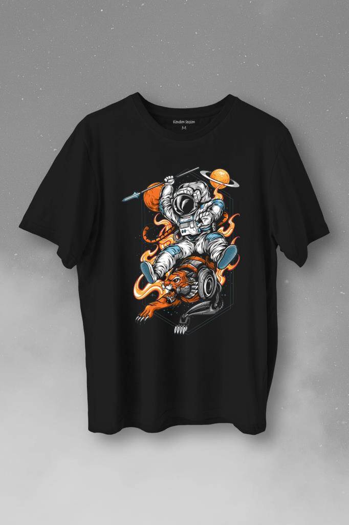 Aslan Üstünde Mızraklı Savaşçı Astronot Uzay Baskılı Siyah Tişört Unisex