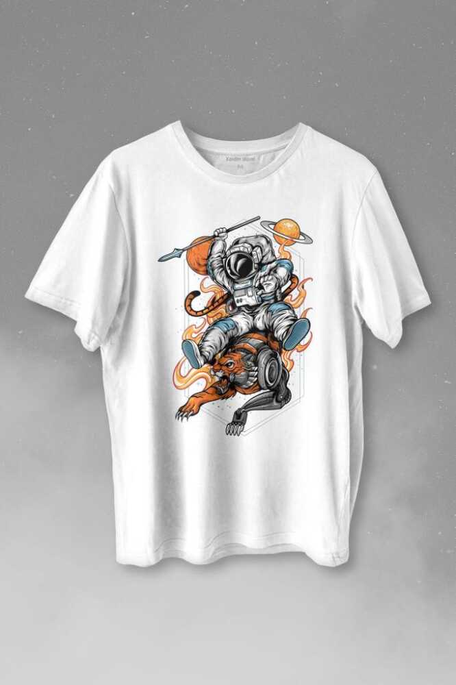 Aslan Üstünde Mızraklı Savaşçı Astronot Uzay Baskılı Beyaz Tişört Unisex
