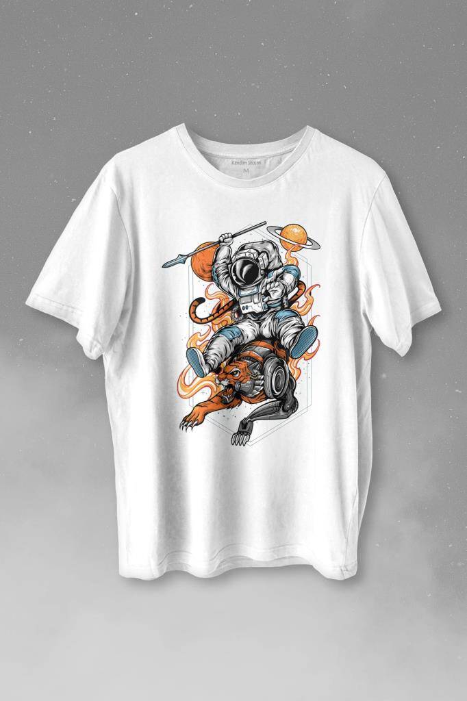 Aslan Üstünde Mızraklı Savaşçı Astronot Uzay Baskılı Beyaz Tişört Unisex