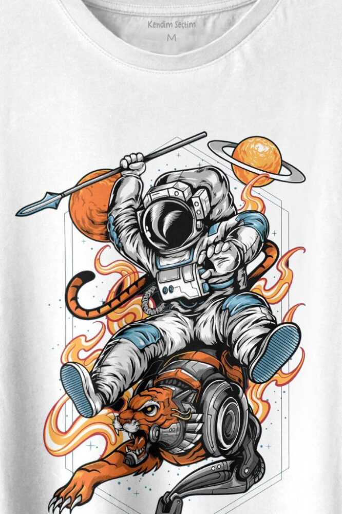 Aslan Üstünde Mızraklı Savaşçı Astronot Uzay Baskılı Beyaz Tişört Unisex (1)
