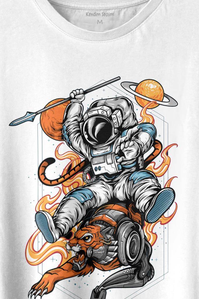 Aslan Üstünde Mızraklı Savaşçı Astronot Uzay Baskılı Beyaz Tişört Unisex (1)