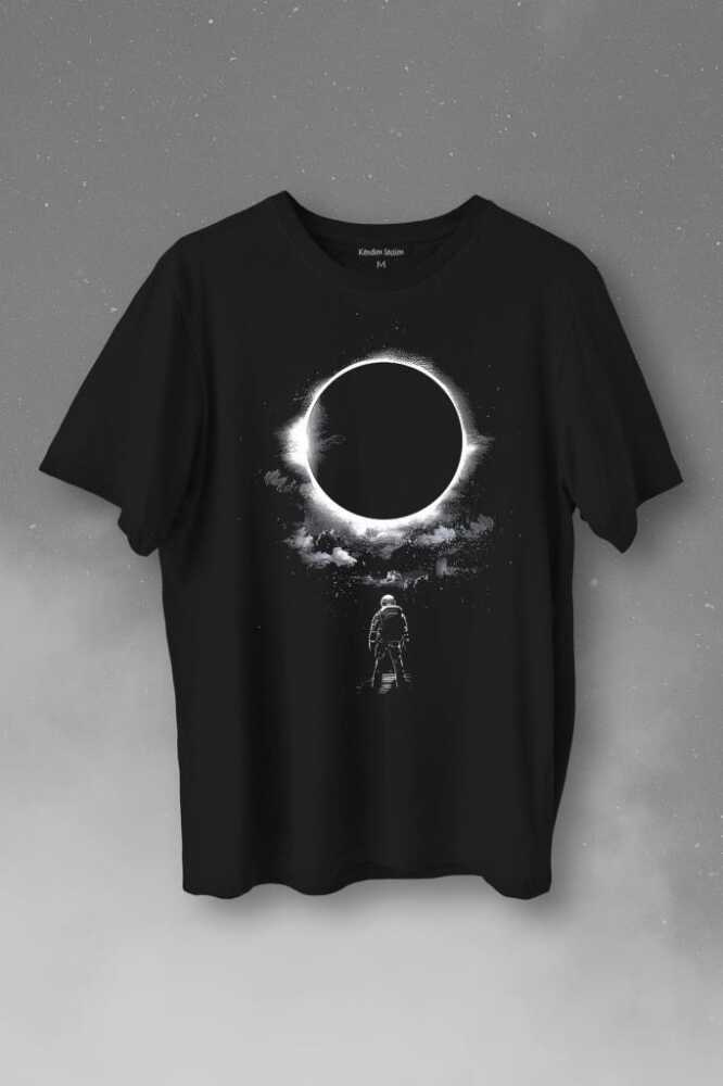 Ay Üzerinde Kara Delik Dünyaya Bakan Astronot Cosmos Baskılı Tişört Unisex