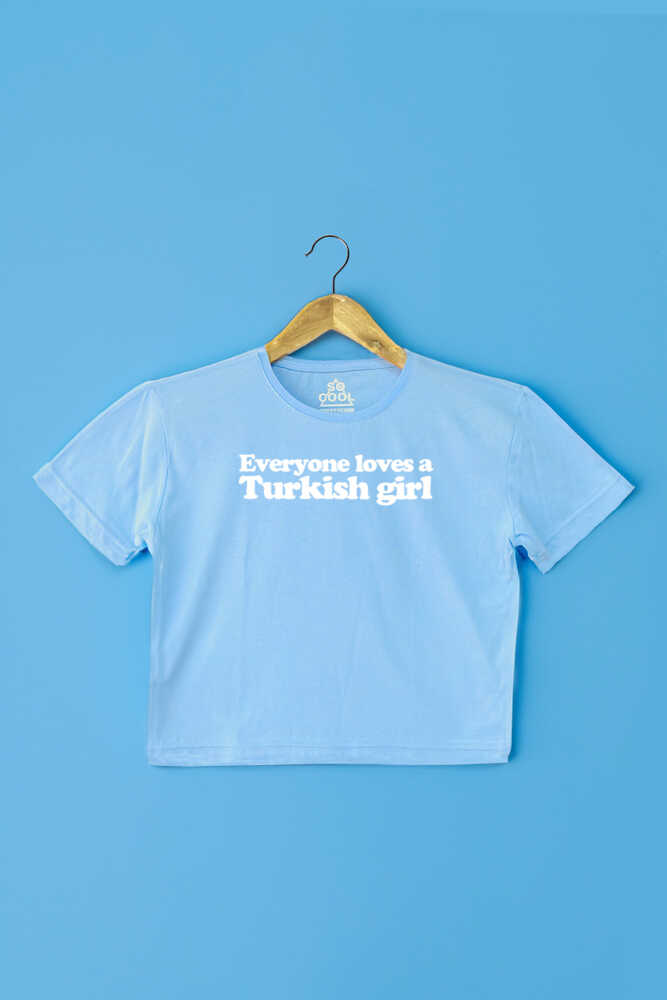 Everyone Loves A Turkish Girl Baskılı Açık Mavi Renk Kadın Crop Tişört