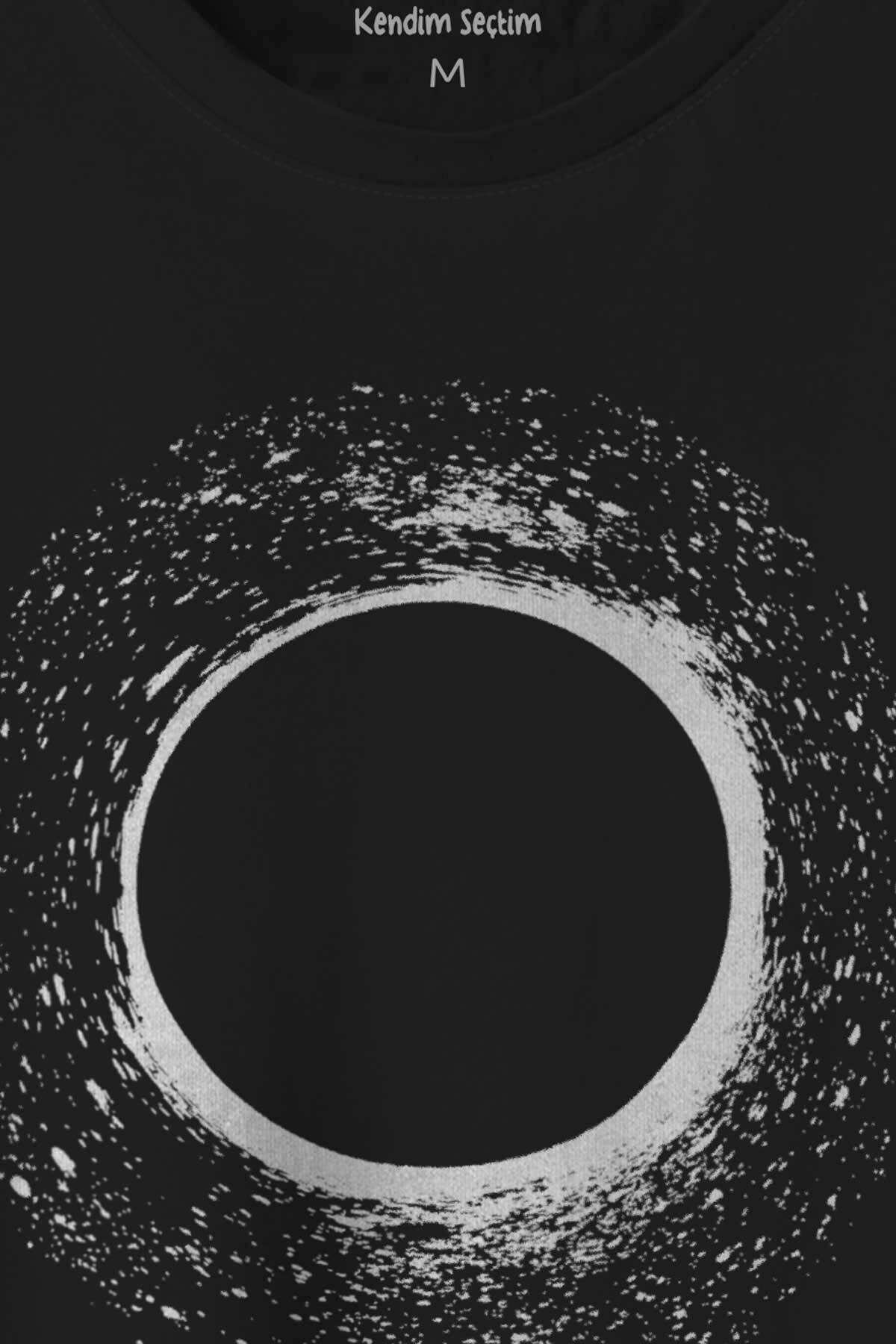 Evrende Kara Delik Uzay Zaman Cosmos Black Hole Baskılı Tişört Unisex (1)