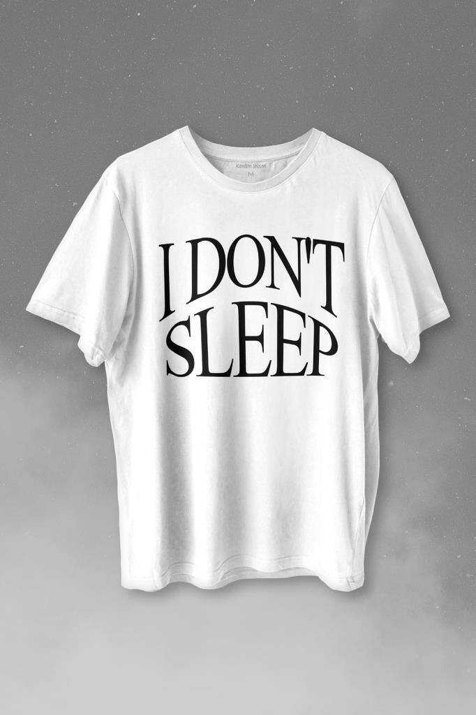 I Don't Sleep Ben Uyumam Baskılı Beyaz Tişört Unisex