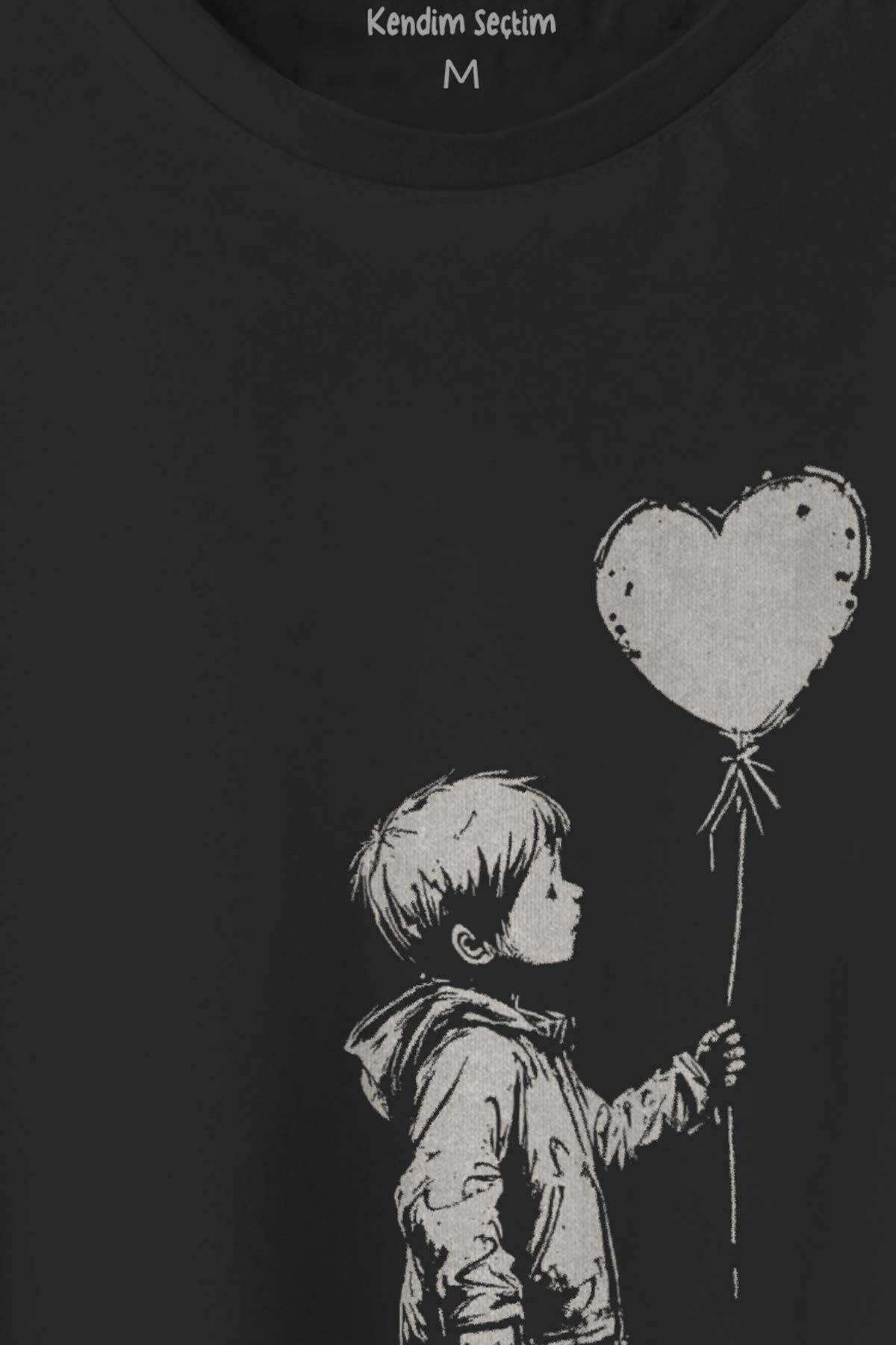 Kalp Balon Tutan Çocuk Grafiti Street Art Siyah Regular Fit Tişört (1)