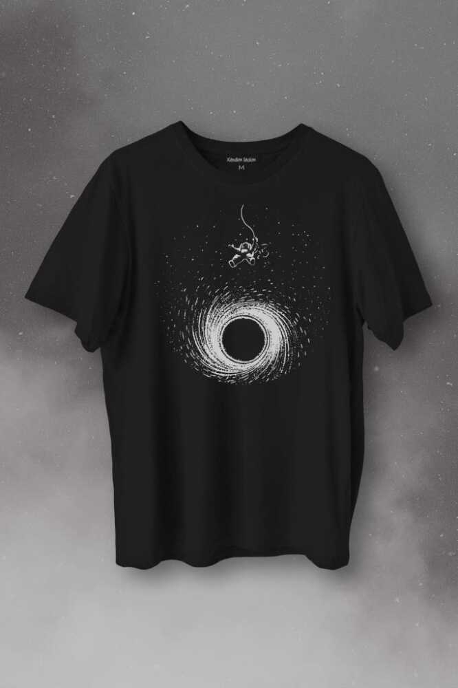 Kara Delik Üstünde Salınan Astronot Uzay Baskılı Tişört Unisex