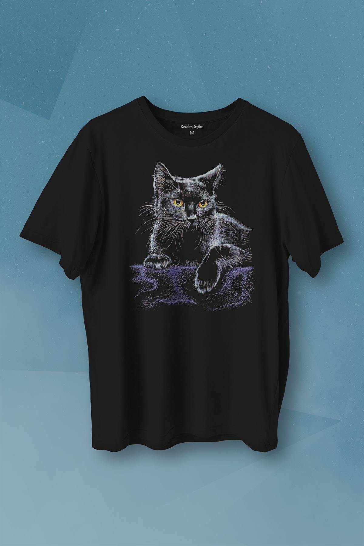 Mor Battaniye Üstünde Uzanan Sevimli Kedi Black Cat Baskılı Tişört Unisex