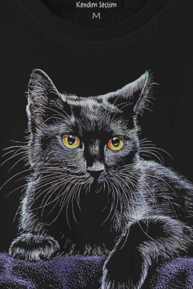 Mor Battaniye Üstünde Uzanan Sevimli Kedi Black Cat Baskılı Tişört Unisex (1)