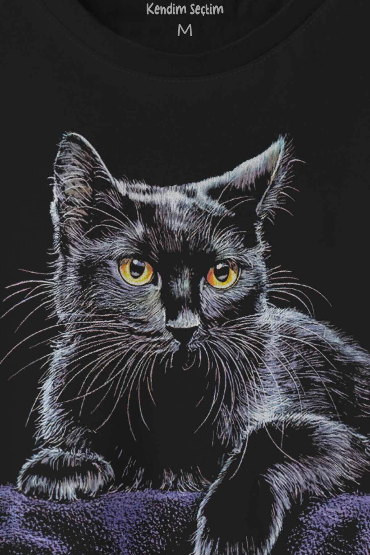 Mor Battaniye Üstünde Uzanan Sevimli Kedi Black Cat Baskılı Tişört Unisex (1)