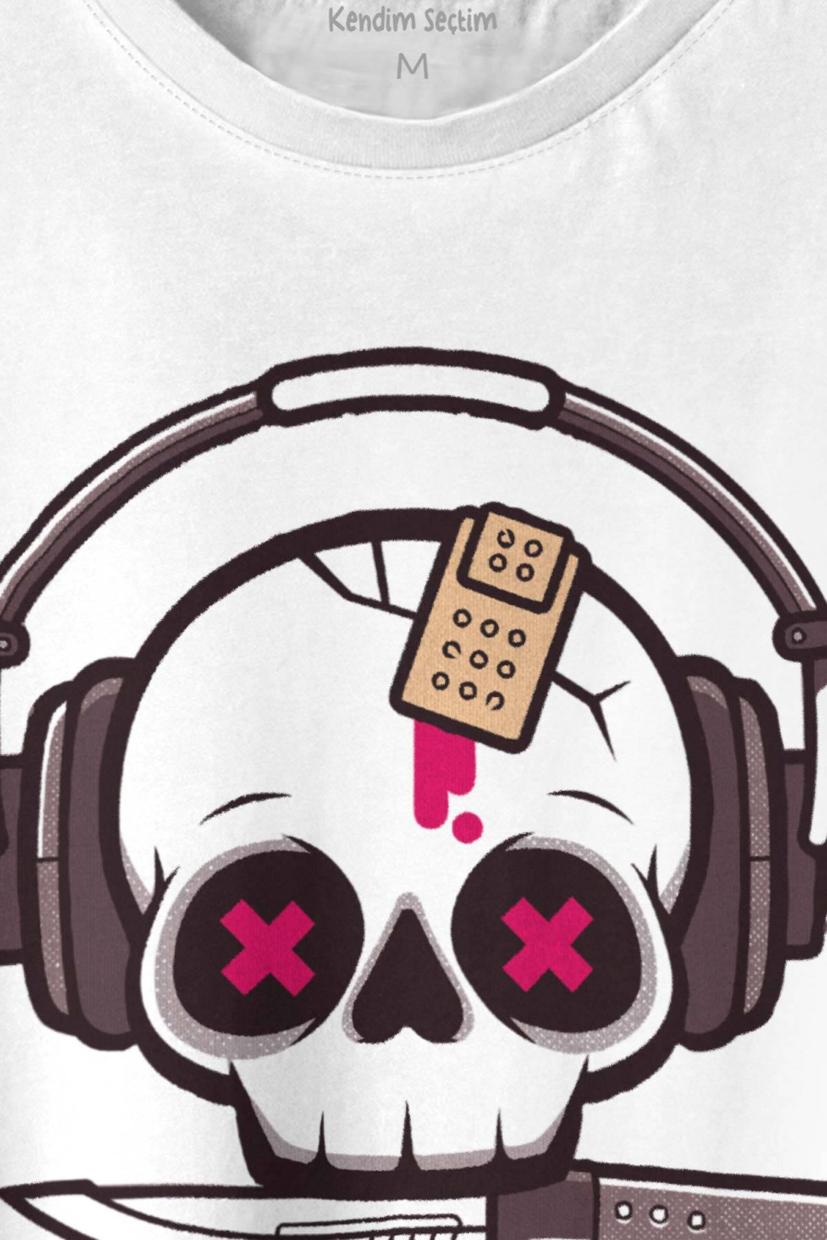Müzik Dinleyen Kuru Kafa Kulaklık Bıçak Yara Bandı Skull Baskılı Beyaz Tişört Unisex (1)