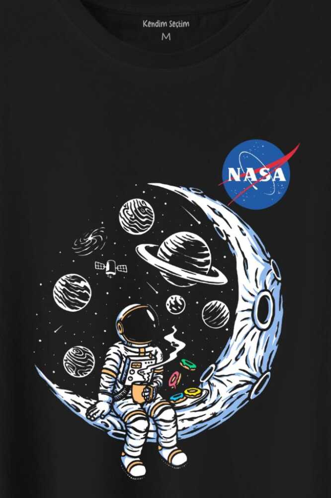 Nasa Logolu Ay Ayda Donut Yiyen Astronot Drinkin Coffee Baskılı Siyah Tişört Unisex (1)