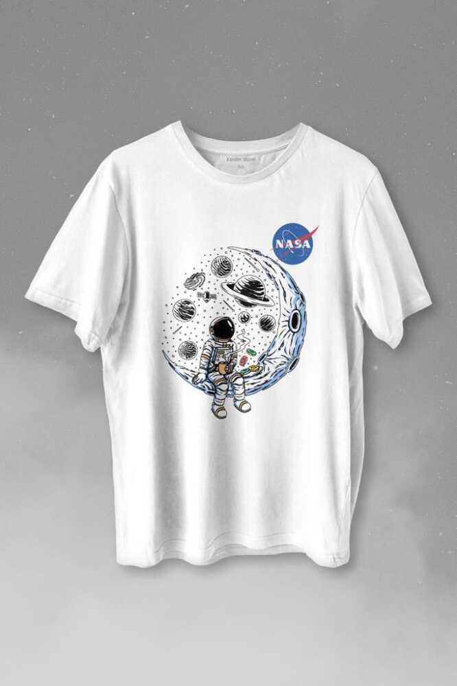 Nasa Logolu Ay Ayda Donut Yiyen Astronot Drinkin Coffee Baskılı Beyaz Tişört Unisex