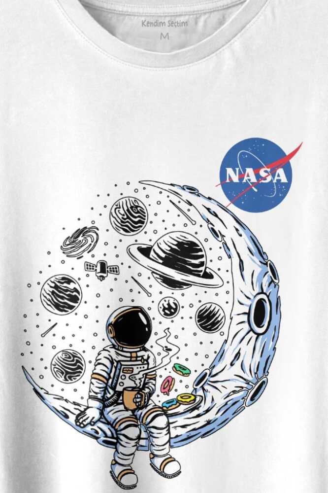 Nasa Logolu Ay Ayda Donut Yiyen Astronot Drinkin Coffee Baskılı Beyaz Tişört Unisex (1)