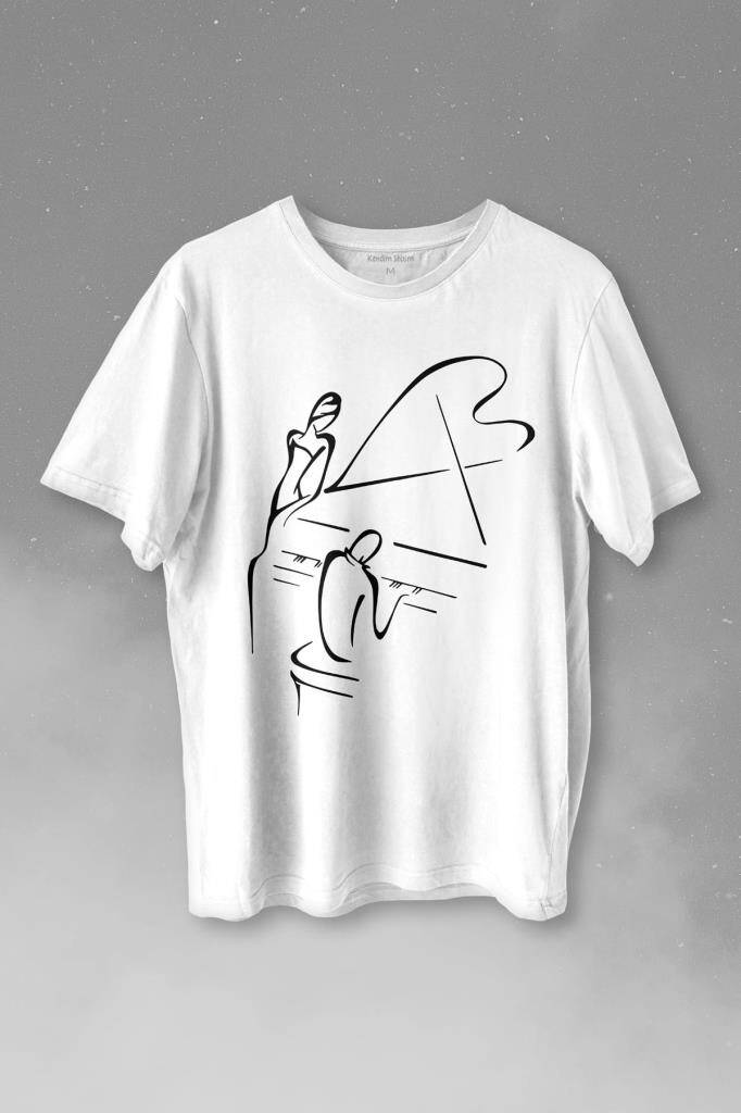 Piyano Başında Romantik Müzik Aşkı Müzikal Aşıkları Baskılı Beyaz Tişört Unisex