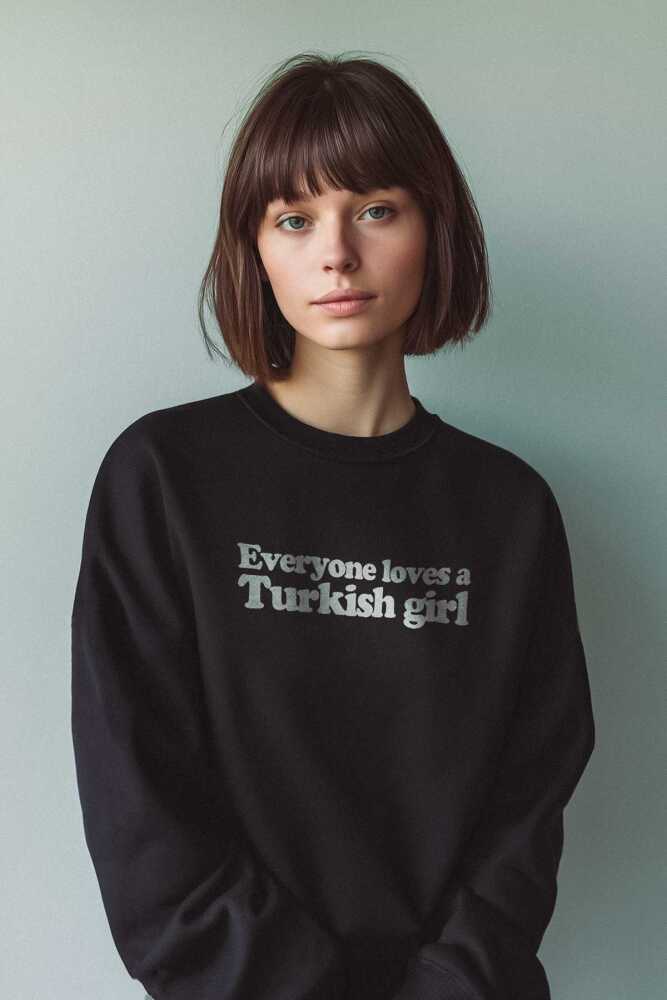 Everyone Loves A Turkish Girl Kadın Baskılı Siyah Sweatshirt