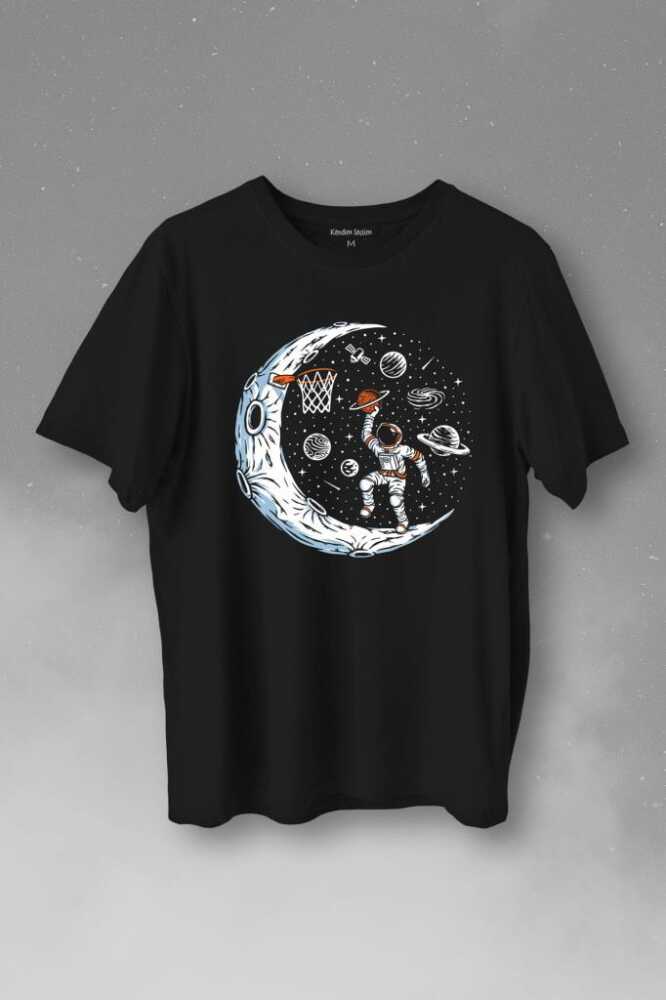 Uzayda Ayda Satürn Gezegeni Yanında Basketbol Oynayan Astronot Baskılı Siyah Tişört Unisex