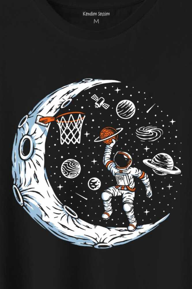 Uzayda Ayda Satürn Gezegeni Yanında Basketbol Oynayan Astronot Baskılı Siyah Tişört Unisex (1)