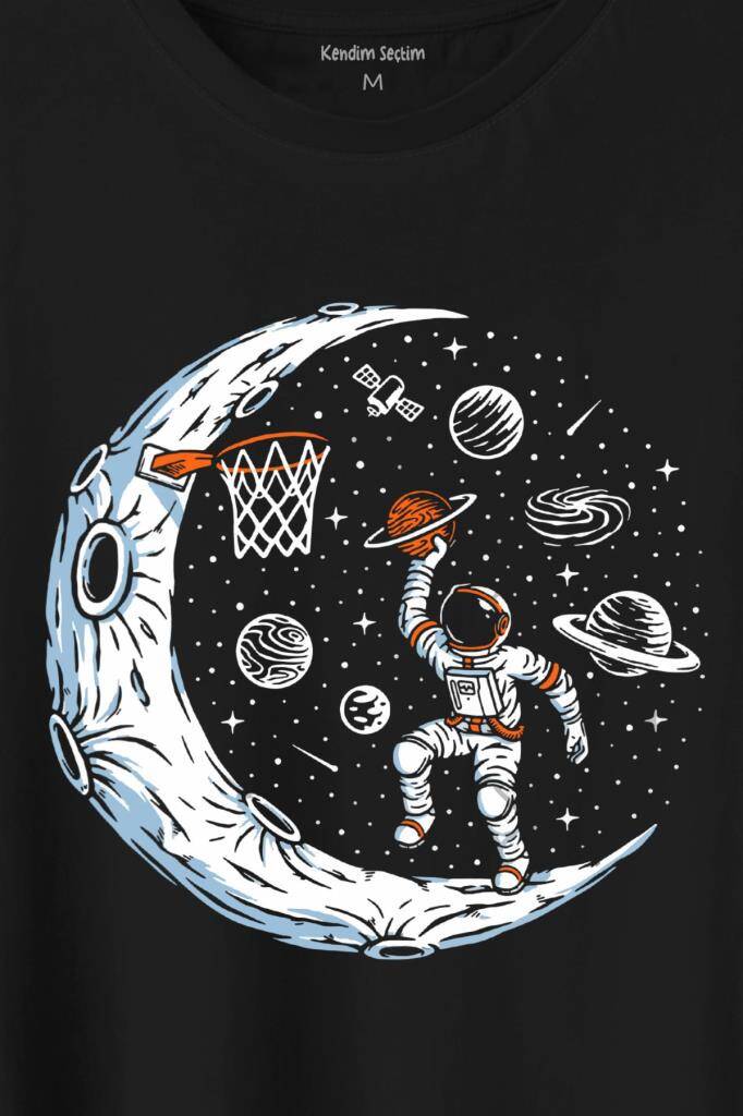Uzayda Ayda Satürn Gezegeni Yanında Basketbol Oynayan Astronot Baskılı Siyah Tişört Unisex (1)
