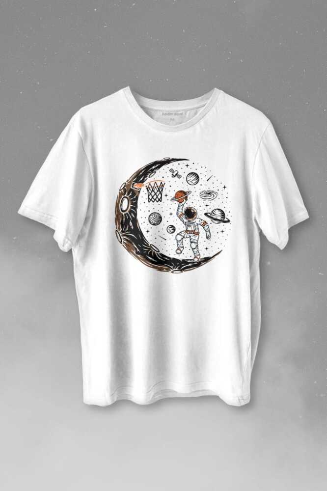 Uzayda Ayda Satürn Gezegeni Yanında Basketbol Oynayan Astronot Baskılı Beyaz Tişört Unisex