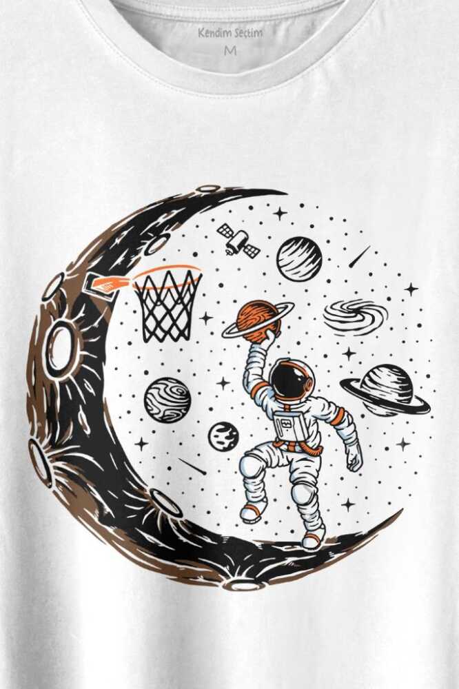 Uzayda Ayda Satürn Gezegeni Yanında Basketbol Oynayan Astronot Baskılı Beyaz Tişört Unisex (1)