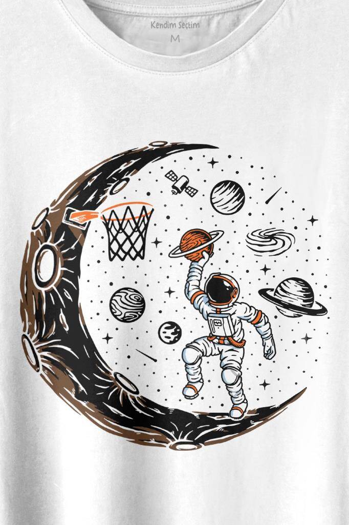 Uzayda Ayda Satürn Gezegeni Yanında Basketbol Oynayan Astronot Baskılı Beyaz Tişört Unisex (1)