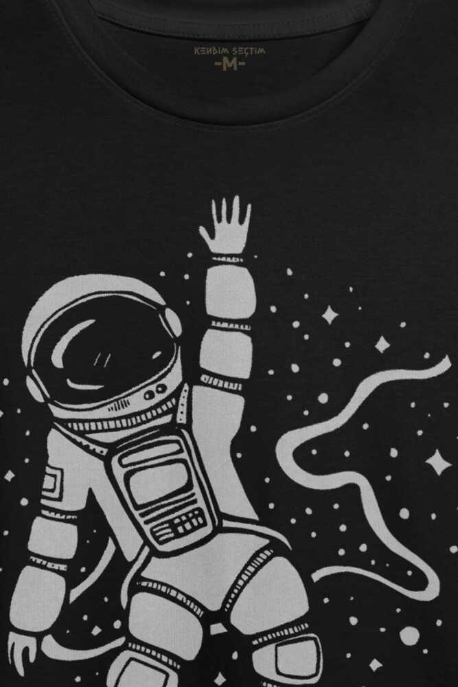 Uzayda El Sallayan Astronot Cosmos Baskılı Siyah Tişört Unisex (1)