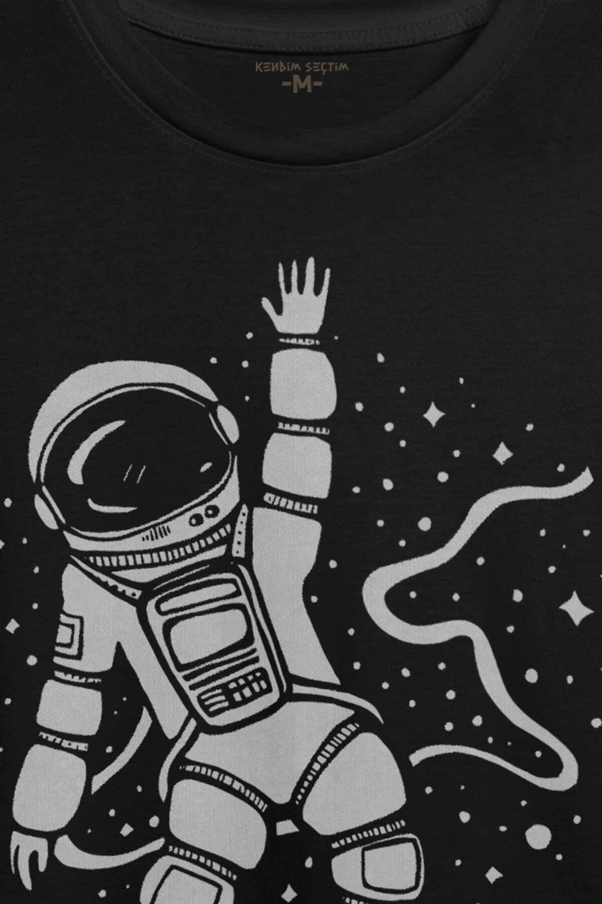 Uzayda El Sallayan Astronot Cosmos Baskılı Siyah Tişört Unisex (1)