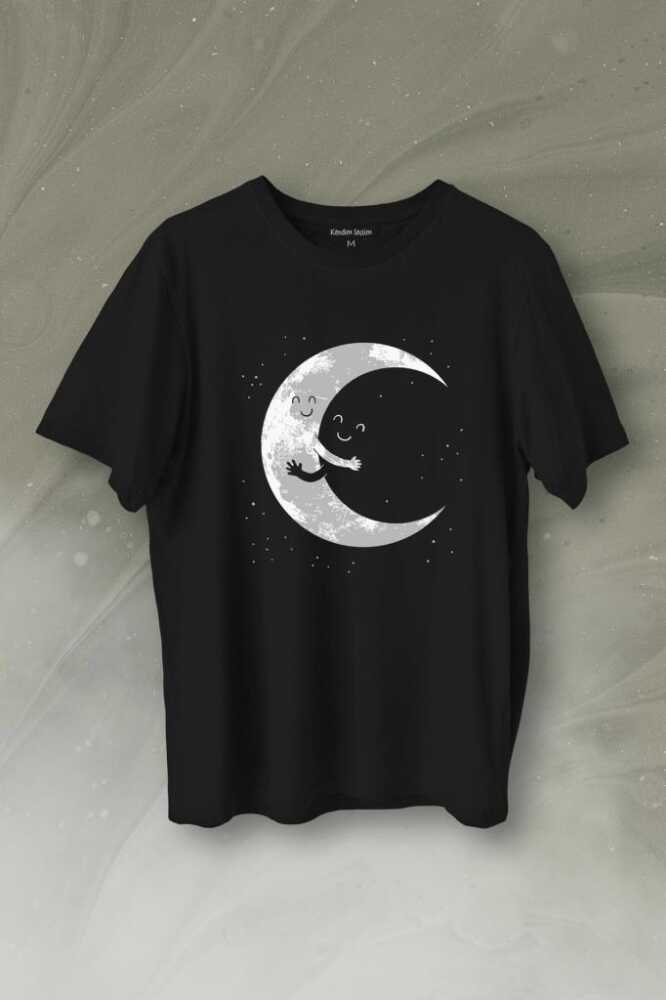 Uzayda Sarılan Ay Aşık Smile Cosmos Gülümsemesi Baskılı Siyah Tişört Unisex