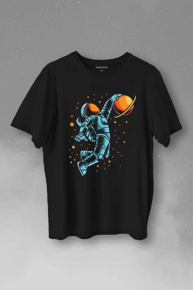 Uzayda Satürn Gezegeni Yanında Basketbol Oynayan Astronot Basketball Baskılı Siyah Tişört Unisex