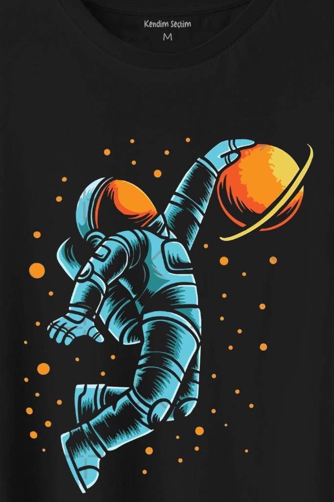Uzayda Satürn Gezegeni Yanında Basketbol Oynayan Astronot Basketball Baskılı Siyah Tişört Unisex (1)
