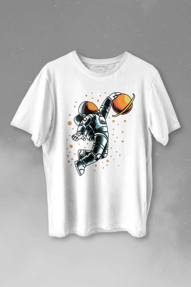 Uzayda Satürn Gezegeni Yanında Basketbol Oynayan Astronot Basketball Baskılı Beyaz Tişört Unisex