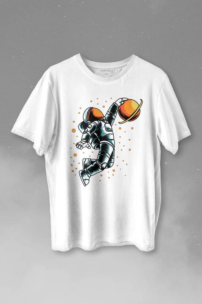 Uzayda Satürn Gezegeni Yanında Basketbol Oynayan Astronot Basketball Baskılı Beyaz Tişört Unisex