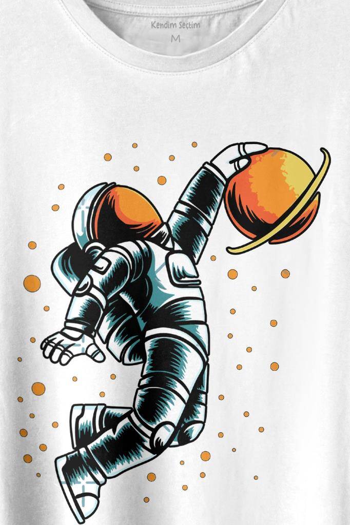 Uzayda Satürn Gezegeni Yanında Basketbol Oynayan Astronot Basketball Baskılı Beyaz Tişört Unisex (1)