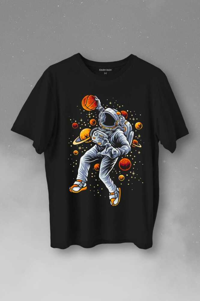 Uzayda Satürn Gezegeni Yanında Basketbol Oynayan Astronot Baskılı Siyah Tişört Unisex