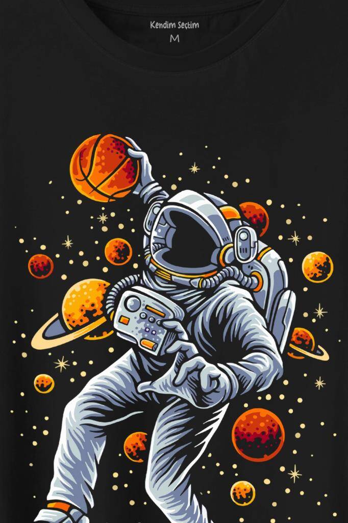 Uzayda Satürn Gezegeni Yanında Basketbol Oynayan Astronot Baskılı Siyah Tişört Unisex (1)