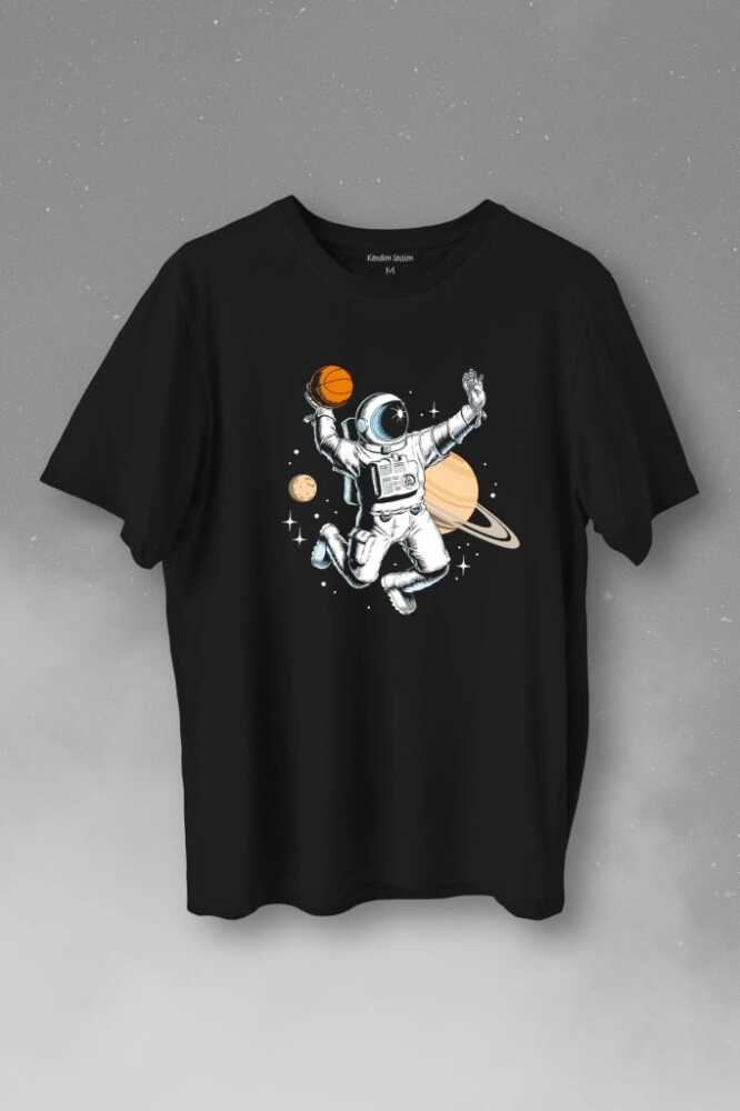 Satürn Gezegeni Yanında Uzayda Basketbol Oynayan Astronot Baskılı Siyah Tişört Unisex