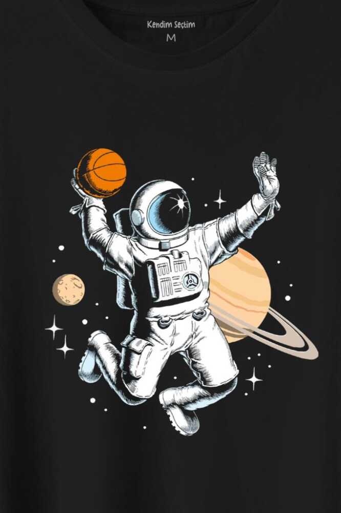 Satürn Gezegeni Yanında Uzayda Basketbol Oynayan Astronot Baskılı Siyah Tişört Unisex (1)