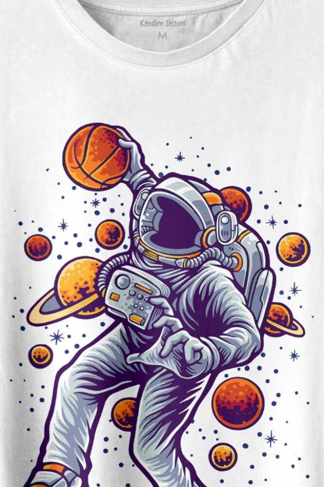 Uzayda Satürn Gezegeni Yanında Basketbol Oynayan Astronot Baskılı Beyaz Tişört Unisex (1)