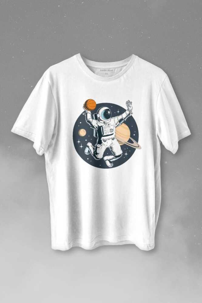 Satürn Gezegeni Yanında Uzayda Basketbol Oynayan Astronot Baskılı Beyaz Tişört Unisex