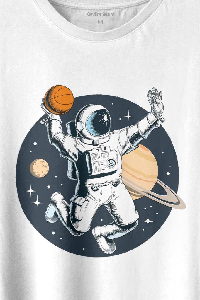 Satürn Gezegeni Yanında Uzayda Basketbol Oynayan Astronot Baskılı Beyaz Tişört Unisex (1)