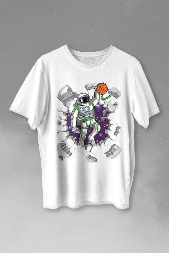 Uzayda Satürn Gezegeni Yanında Duvarı Kıran Basketbol Oynayan Astronot Baskılı Beyaz Tişört Unisex