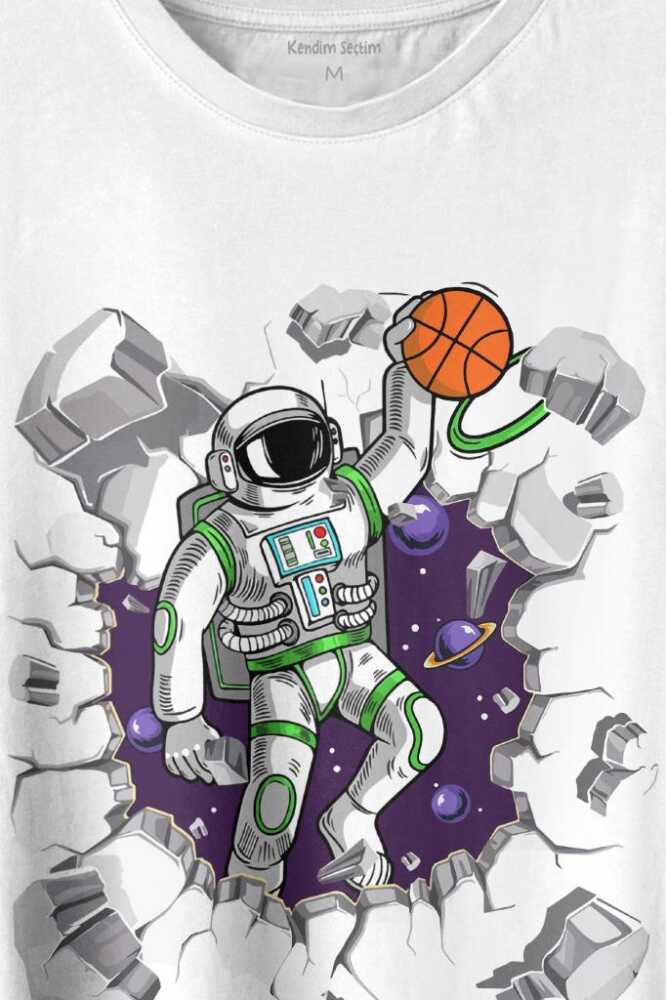 Uzayda Satürn Gezegeni Yanında Duvarı Kıran Basketbol Oynayan Astronot Baskılı Beyaz Tişört Unisex (1)