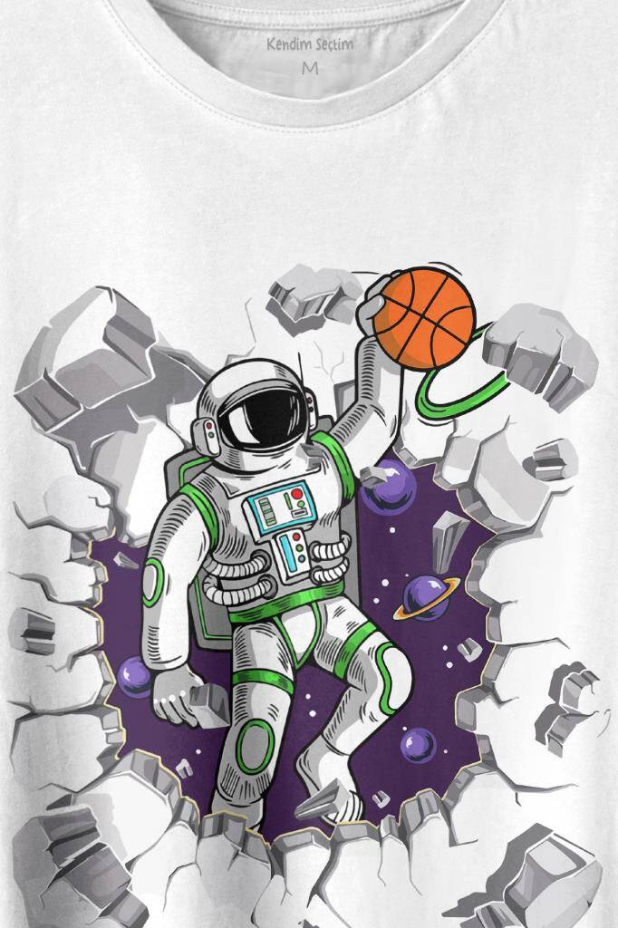 Uzayda Satürn Gezegeni Yanında Duvarı Kıran Basketbol Oynayan Astronot Baskılı Beyaz Tişört Unisex (1)