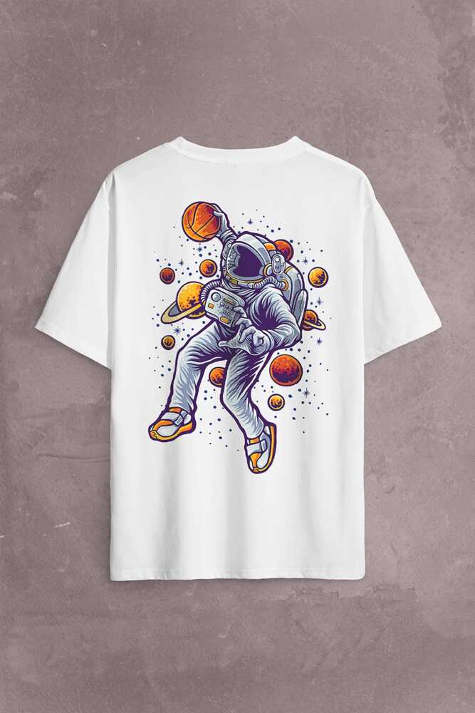 Uzayda Satürn Gezegeni Yanında Basketbol Oynayan Astronot Sırt Ön Baskılı Beyaz Oversize Tişört Unisex