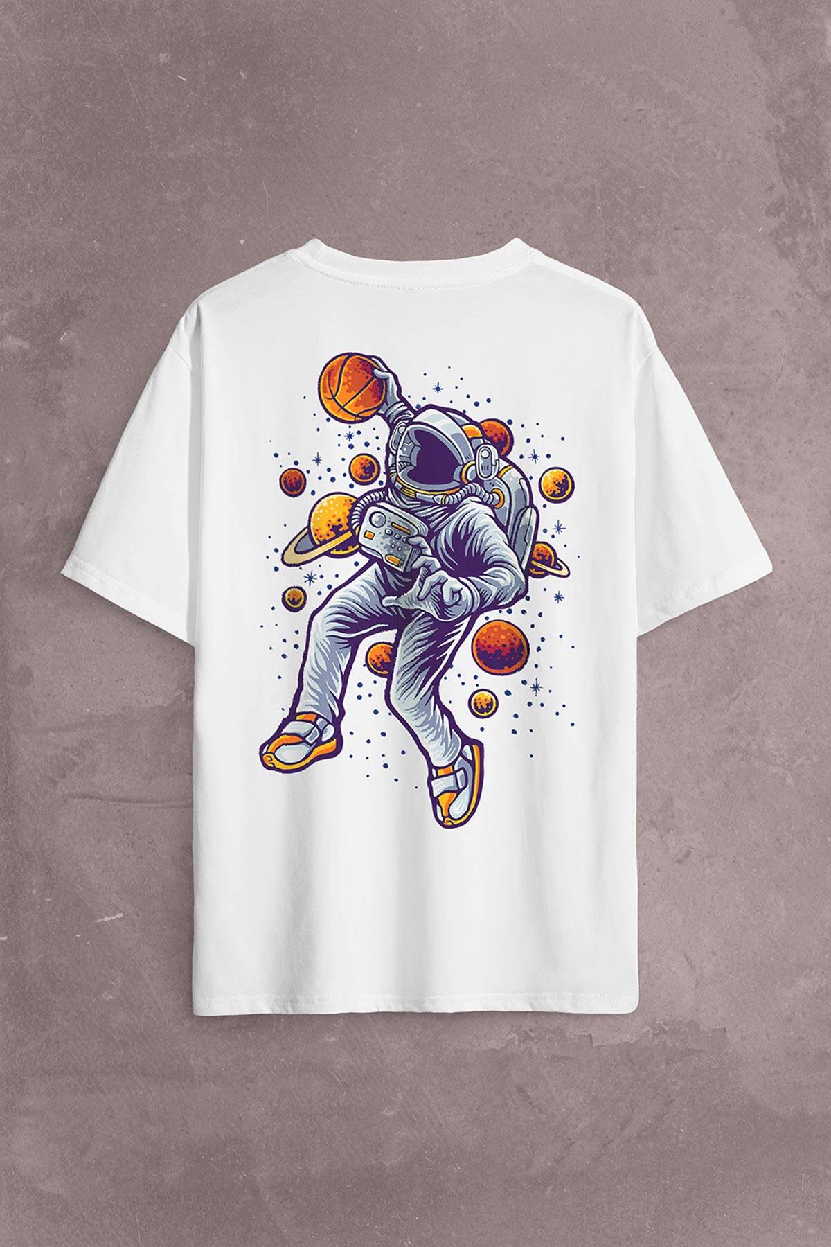 Uzayda Satürn Gezegeni Yanında Basketbol Oynayan Astronot Sırt Ön Baskılı Beyaz Oversize Tişört Unisex